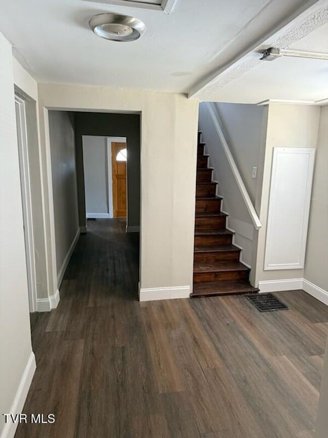 Building Photo - 4 Bedroom 2 Bath in Bristol, TN