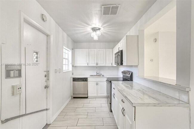 Building Photo - 5401 SW 97th Ct