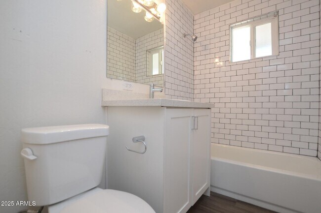 Building Photo - 1202 E Kaler Dr