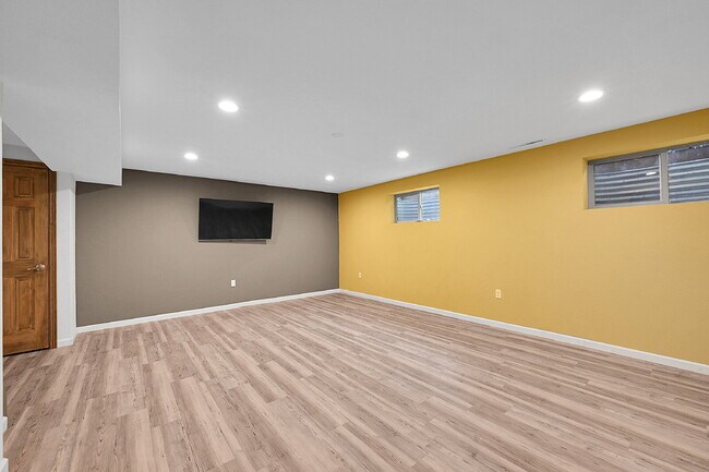 Building Photo - $2,895.00, 4 bed, 3.5 bath, located in Col...