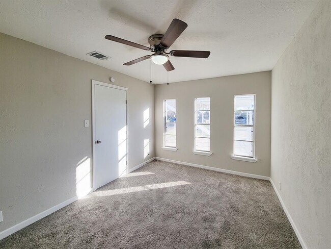 Building Photo - 4119 Holloway Dr