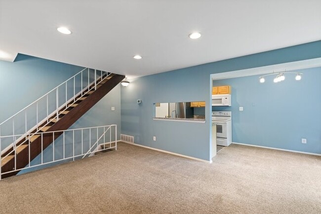 Building Photo - 43 Woodenbridge Ct