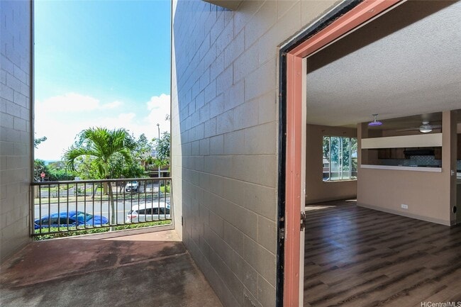 Building Photo - Lovely 2 bedroom 1 bath, with 1 open parking