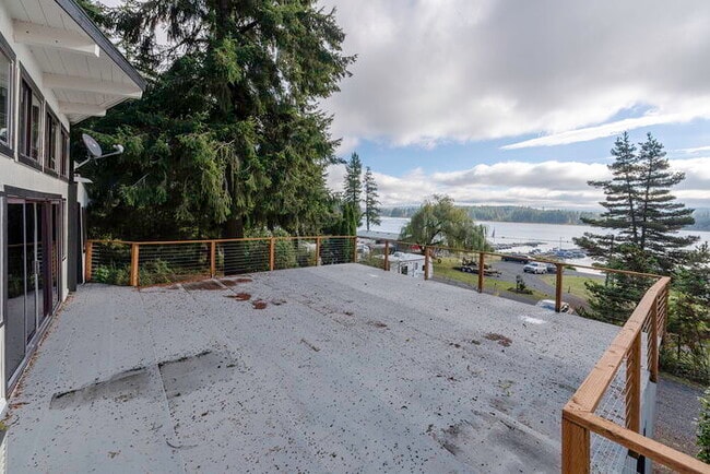 Building Photo - BEAUTIFUL CABIN STYLE HOME ACROSS FROM SIL...