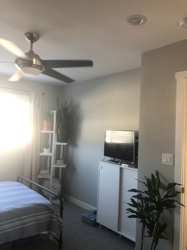 Building Photo - 732 9th St