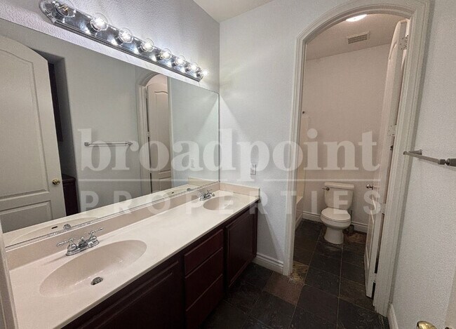 Building Photo - 637 Oak Glade Dr