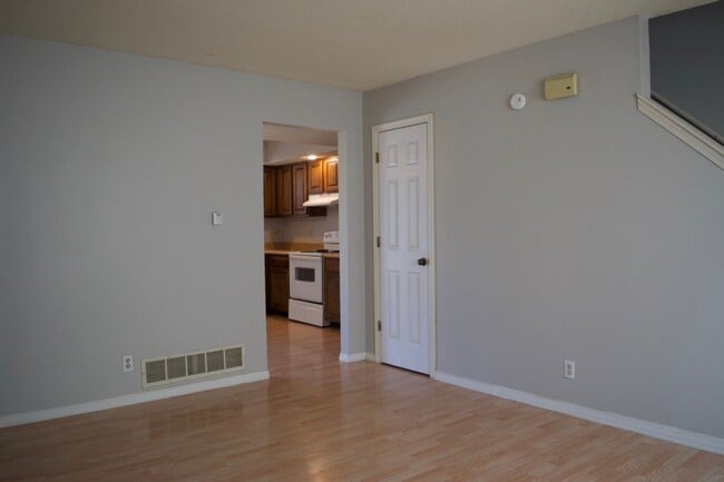 Building Photo - Affordable 3 Bedroom Duplex, SW Columbia!