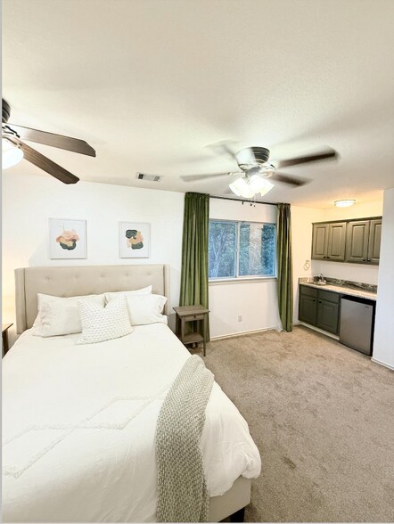 Building Photo - 11719 Bell Ave