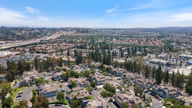 Building Photo - Upgraded 2-Bedroom Carriage Townhome with ...