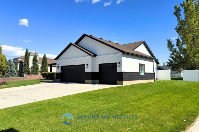 Building Photo - 3987 Red Tail Dr