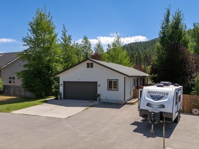 Primary Photo - 404 Snake River Dr