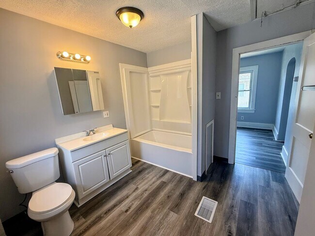Building Photo - Three bedroom one bathroom home for rent