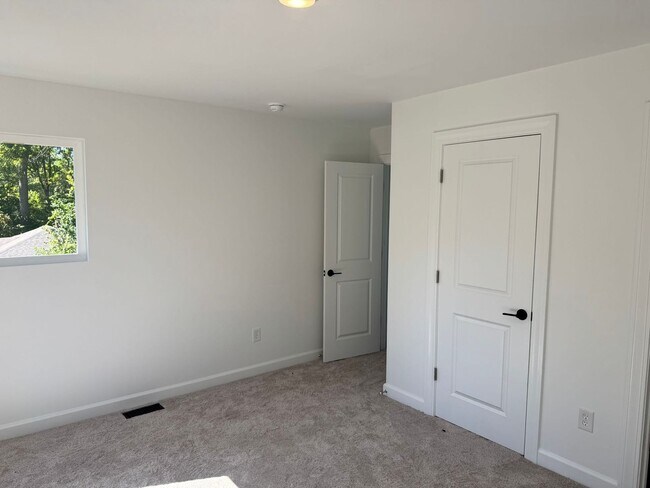 Building Photo - Brand new luxury townhome on the eastside....