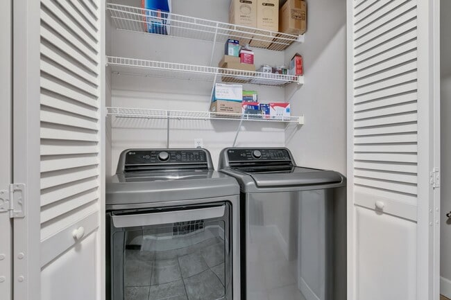 Building Photo - SILVER FIRS 3 BED 2.5 BATH TOWNHOUSE AVAILABLE NOW