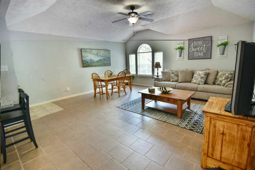 Building Photo - 2324 Sheridan St