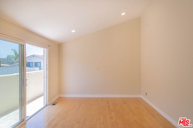 Building Photo - 480 N Robinwood Dr