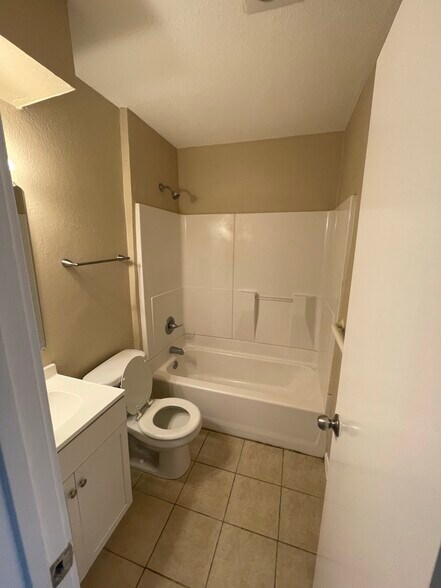 Building Photo - 501 Algerita Dr