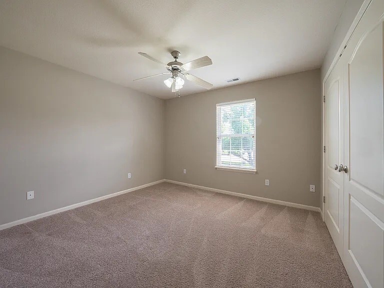 Building Photo - 211 Jackal Dr