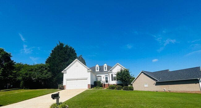 Building Photo - Charming 3-Bedroom Ranch in Greer’s Covete...