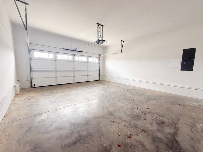 Building Photo - 3 Bedroom Home with 2 Car Garage and Resort Style Pool Access