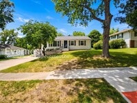 Building Photo - 3 Bed/2 Bath Home with Fenced Yard & Garage / Coming Soon!