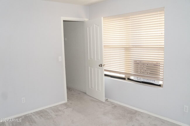 Building Photo - 2935 E Cherry Hills Dr