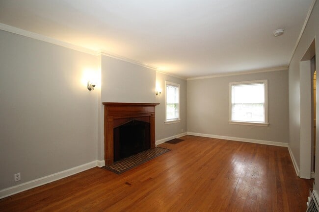Building Photo - 707 E 72nd St