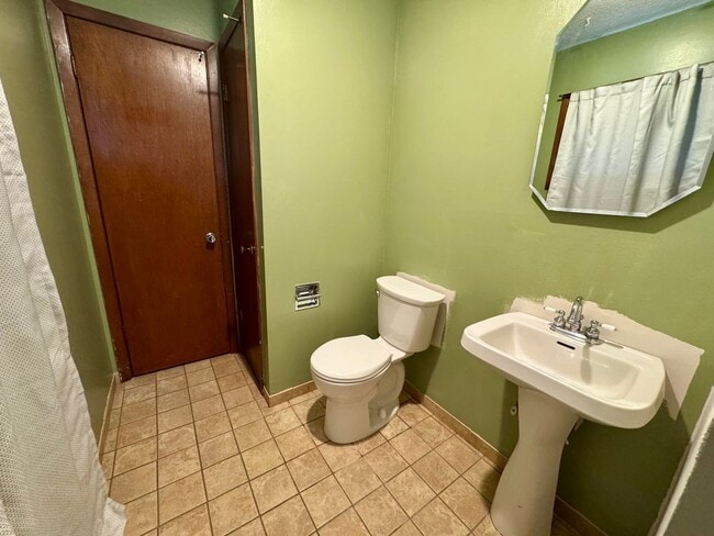 Building Photo - 3 bed 1 1/2 bath in NE Lincoln