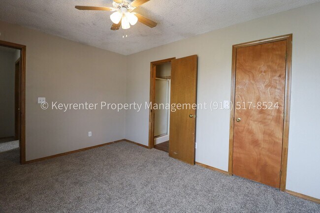 Building Photo - N Willow Dr Duplex