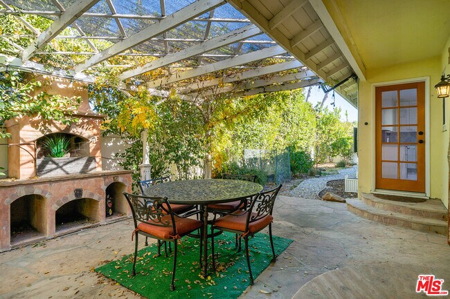 Building Photo - 13843 Milbank St