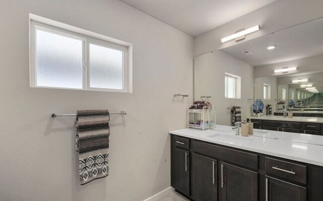 Building Photo - Modern 4-Bed Home in Northshore School District with A/C