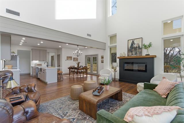 Building Photo - 819 Dubois St