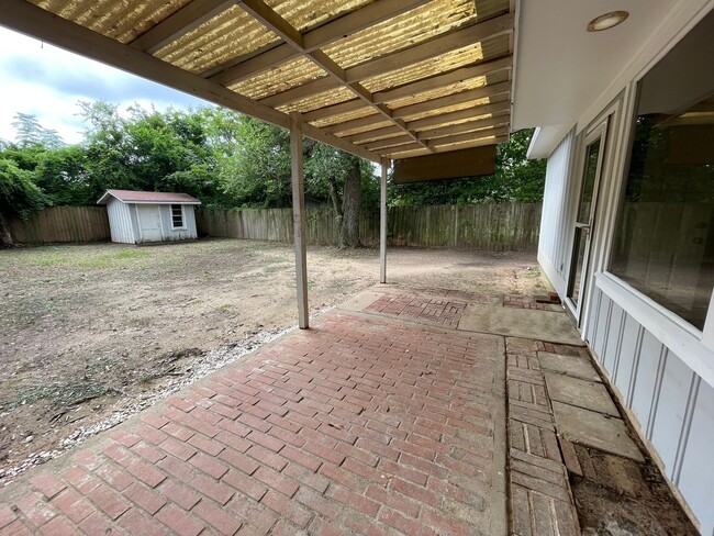 Building Photo - 2 bedroom House with fenced yard