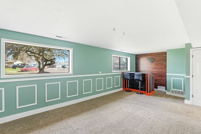 Building Photo - Spacious 4-Bedroom Chemawa Park Home with Fireplace, Bonus Room & Large Yard