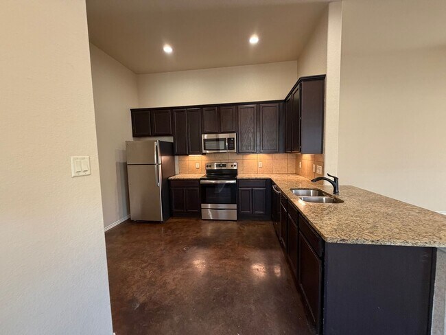 Building Photo - Beautiful Luxury Duplex in NBTX!