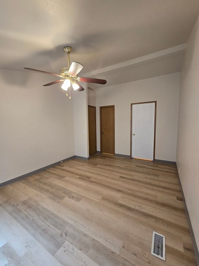 Building Photo - Pet Friendly 3bed : 2bath home w/ Garage