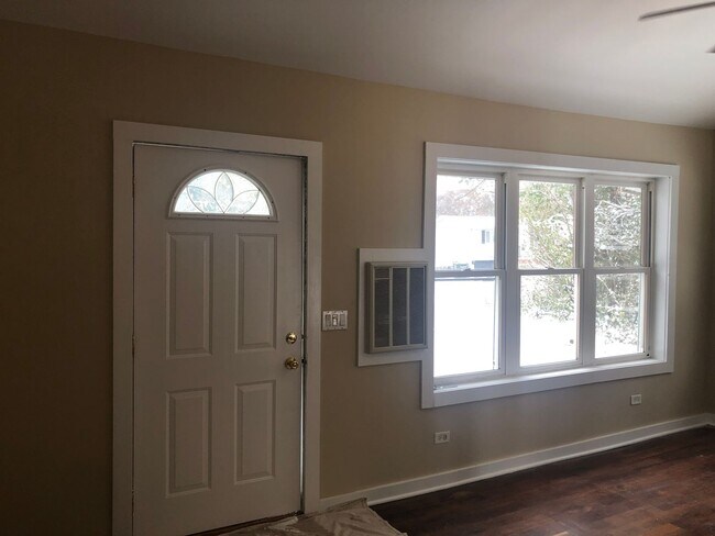 Building Photo - Cute 2 Bedroom in Wonder Lake! Large Fenced Yard!