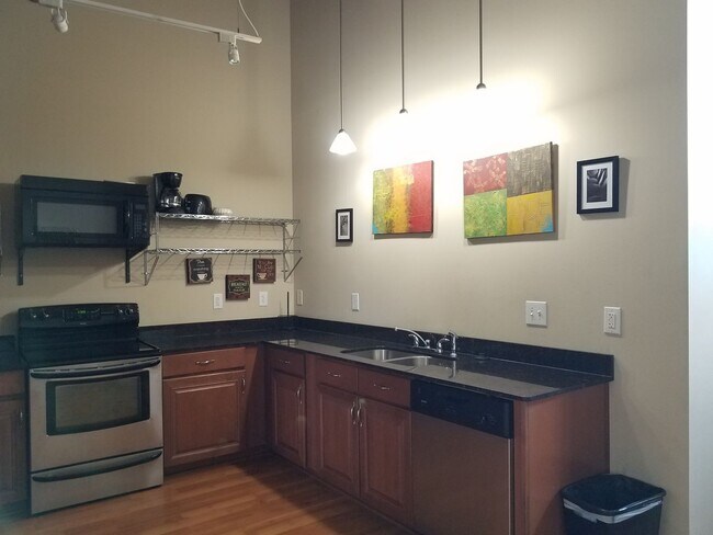 Building Photo - 2 bedroom 2 bath furnished - first floor unit