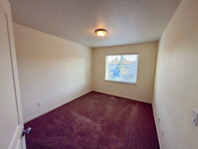 Building Photo - 20893 SW Edgemont St