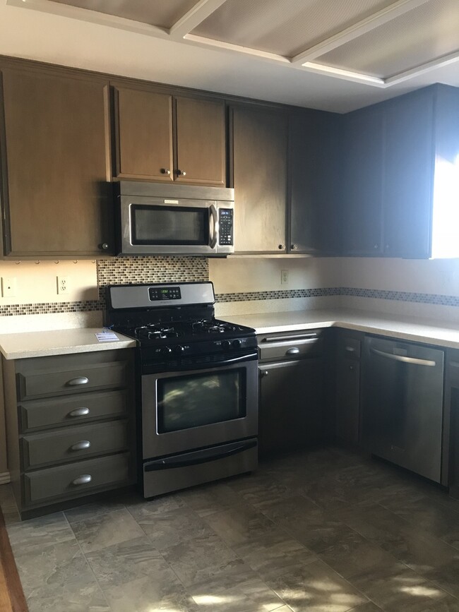 Building Photo - Beautiful 4 bedroom custom
