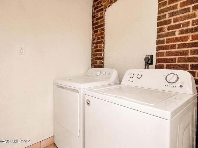 Building Photo - 1347 N Euclid Ave