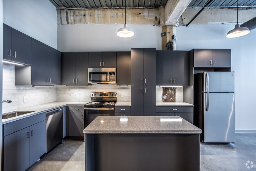 1 BR, 1 BA - 728SF - Conwood Flats
