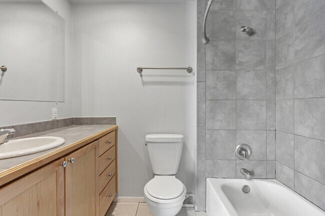Building Photo - Southgelnn Townhome - 3 Bedrooms - 3 Bathr...