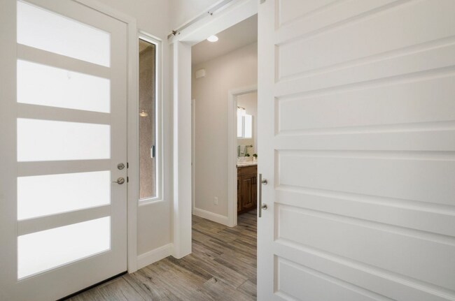 Building Photo - Luxurous 4 Bedroom Golf Course Home