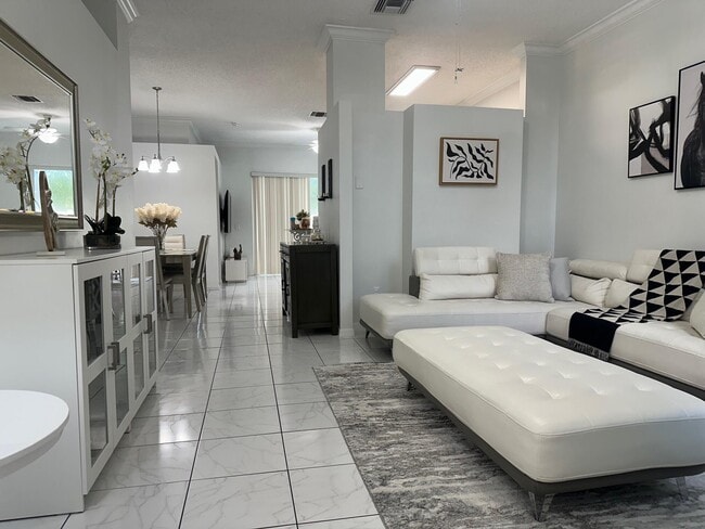 Building Photo - 717 Lake Wellington Dr