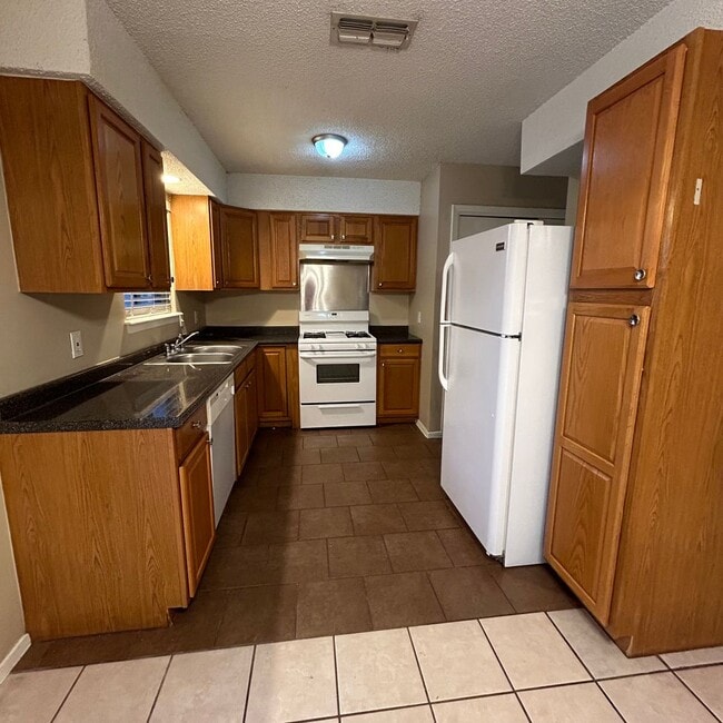 Building Photo - 7208 Creekside Dr