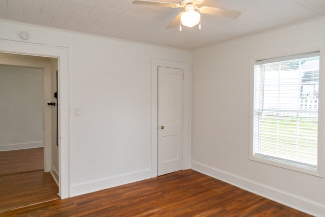 Building Photo - 105 Burns St