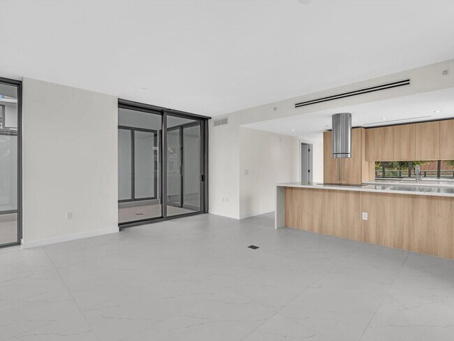 Building Photo - 9901 W Bay Harbor Dr