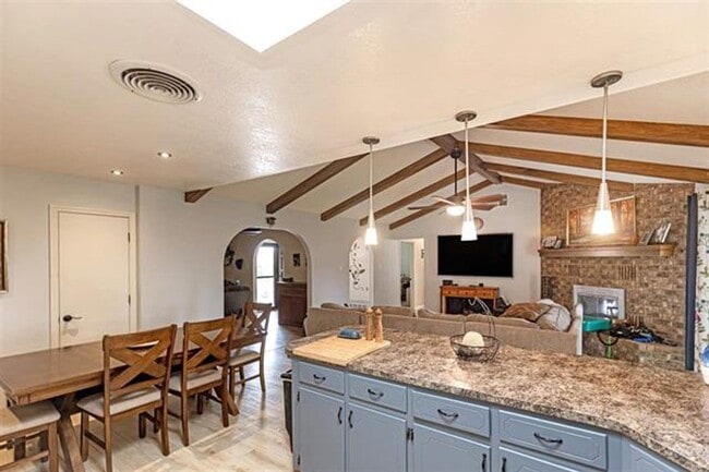 Building Photo - Beautiful 4 Bedroom/2 Bath Home
