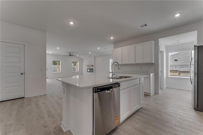 Building Photo - 981 PEBBLE Dr